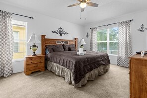 4 Schlafzimmer, Schreibtisch, Bügeleisen/Bügelbrett, Reisekinderbett