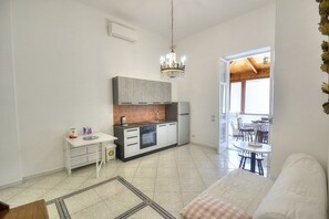 TV - Casa Miriam A: A cozy apartment that is part of a villa surrounded by a lemon and orange garden, with Free WI-FI. (Sorrento)