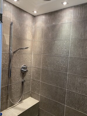 Combined shower/bathtub, bidet, towels, soap - Summer special 10% Luxury villa on 5000m2 plot (Laroque-des-Albères)