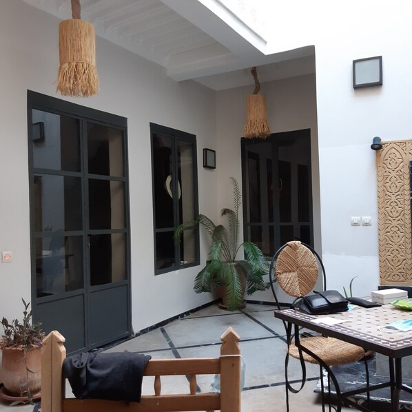 تناول الطعام بالخارج