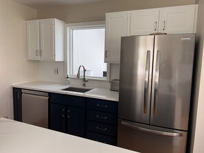 Fridge, microwave, oven, stovetop - Walk to private bay beach, close to Greenport, wineries, golf! Premier Host home (East Marion)