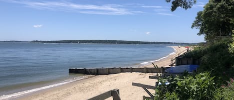 Beach nearby, sun-loungers, beach towels