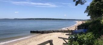 Walk to private bay beach, close to Greenport, wineries, golf! Premier Host home