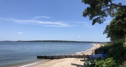 Walk to private bay beach, close to Greenport, wineries, golf! Premier Host home