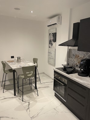 Kühlschrank, Mikrowelle, Ofen, Herdplatte