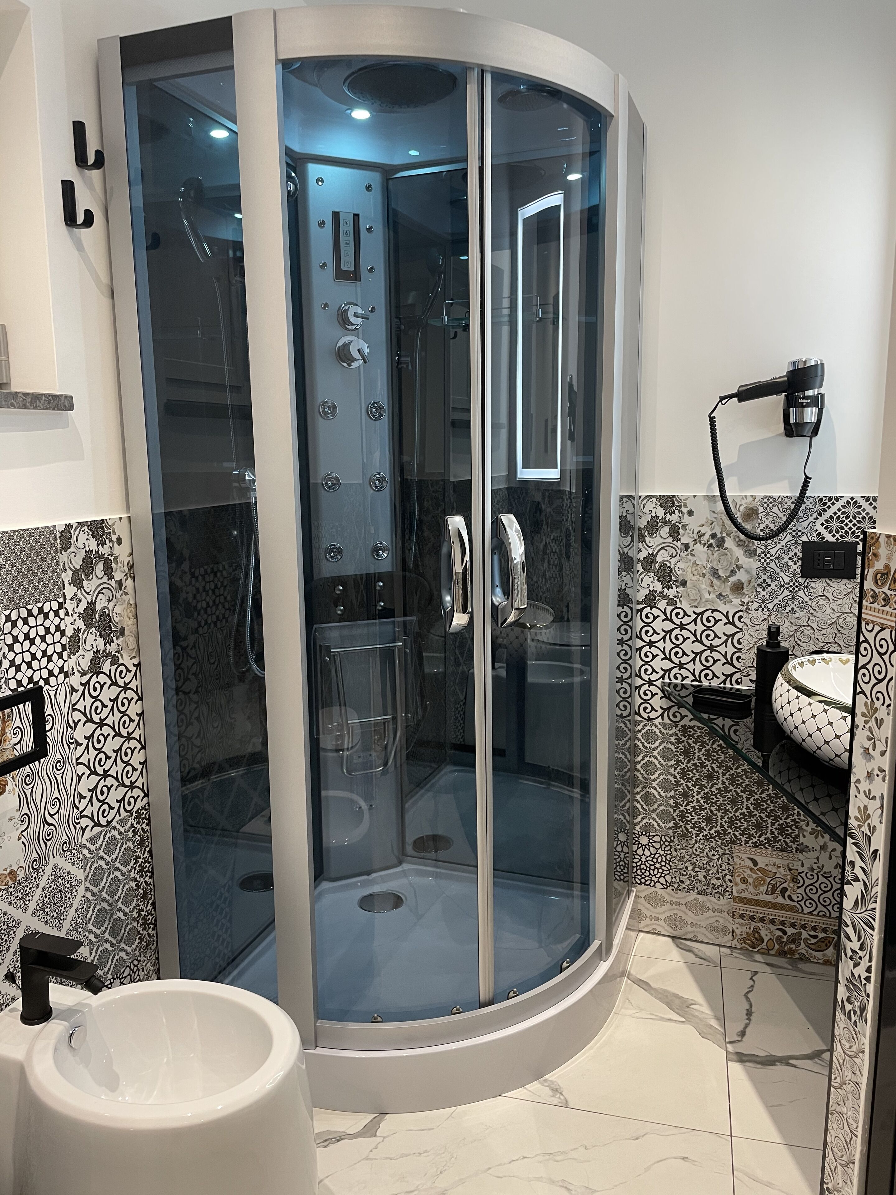 Douche, baignoire à remous, bidet