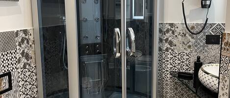 Douche, baignoire Ă remous, bidet