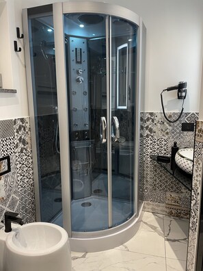 Shower, jetted tub, bidet - Designer apartment in the historic center (Palermo)