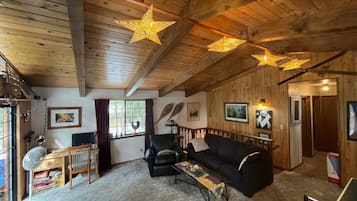 Smart TV, fireplace, table tennis, stereo