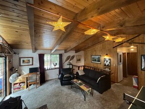 スマートテレビ、暖炉、卓球台、ステレオ