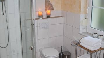 Dusche, Haartrockner, Seife, Toilettenpapier