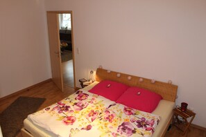 2 quartos, berço de viagem, Wi-Fi de cortesia, roupa de cama