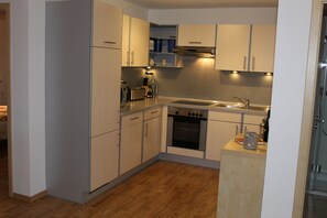 Een koelkast, een microgolfoven, een oven, een kookplaat