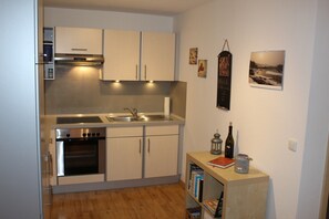 Fridge, microwave, oven, stovetop - Small vacation apartment (65m²) with "beautiful view" Garden with playground (Nieder-Werbe)