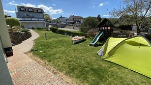 Property grounds - Small vacation apartment (65m²) with "beautiful view" Garden with playground (Nieder-Werbe)