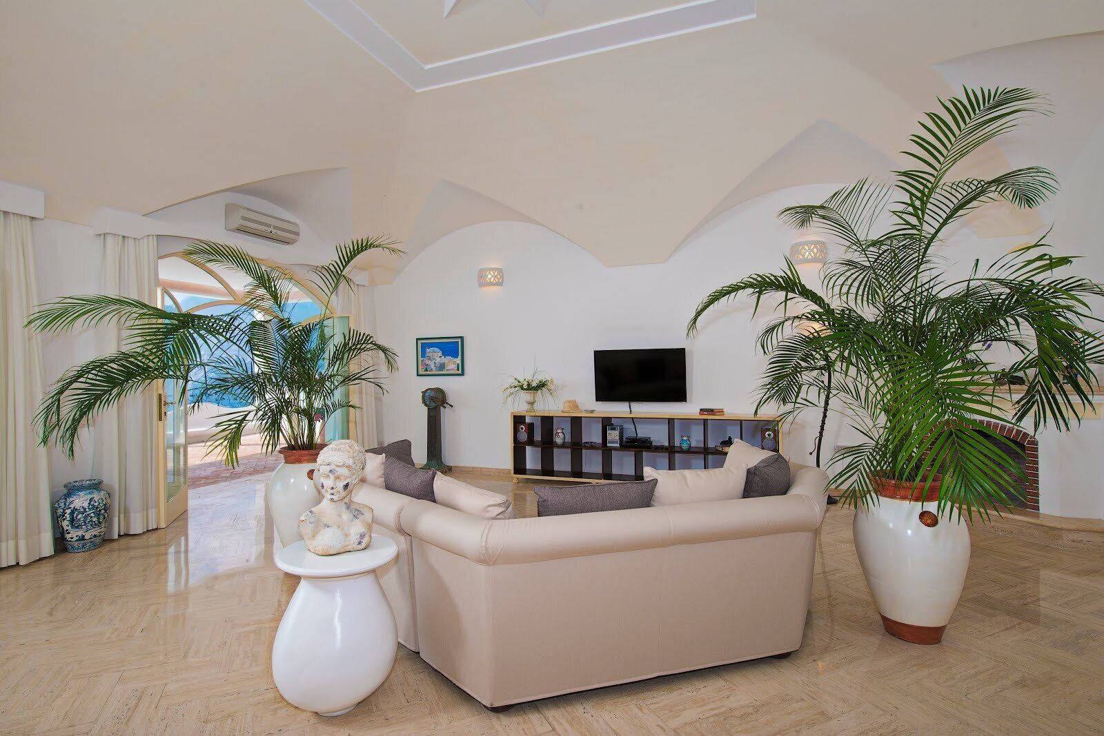 Smart TV, fireplace, stereo