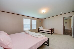 Room - Brand New Clayton Home - Dickinson Home! (San Leon)