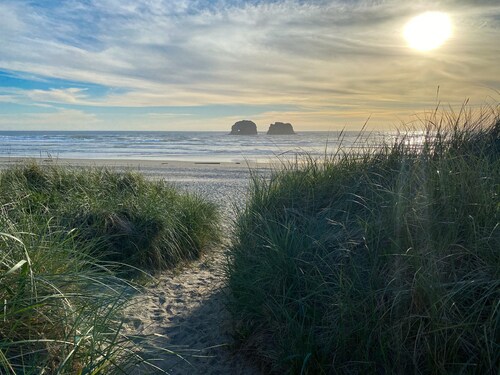 Waterfront Oceanview Rockaway beach home|Steps to beach & Downtown|WiFi|W&D