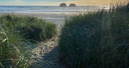 Waterfront Oceanview Rockaway beach home|Steps to beach & Downtown|WiFi|W&D