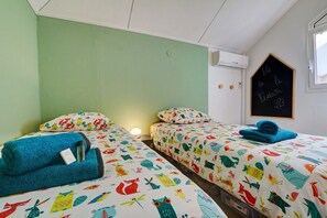2 Schlafzimmer, Schreibtisch, Bügeleisen/Bügelbrett, Reisekinderbett