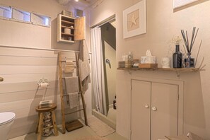 Dusche, Haartrockner, Bidet, Handtücher