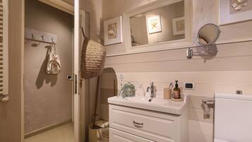 Dusche, Haartrockner, Bidet, Handtücher