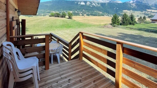 A wooden deck with a view of a mountainous landscape. - Chalet, view mountain, terrace, tv, 85m², Villard de Lans (Lans-en-Vercors)