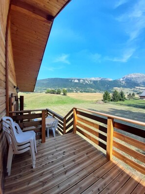 A wooden deck with a view of a mountainous landscape. - Chalet, view mountain, terrace, tv, 85m², Villard de Lans (Lans-en-Vercors)