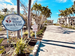 Property grounds - Luxury Gulf View Condo + Steps to the Beach (Sanibel)