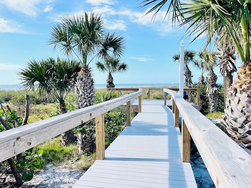 Amazing Gulf Views! Beachfront Condo + Pickleball