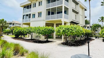 Ein mehrstöckiges Hotel mit Balkonen und blauem Himmel.