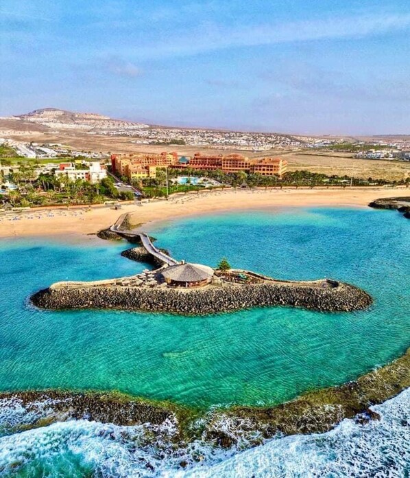 Camastros y toallas de playa