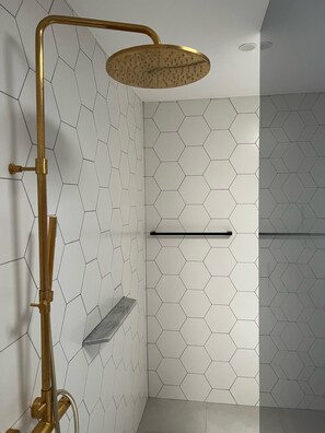 Shower, hair dryer, towels, toilet paper - Gorgeous 4 bedroom family villa with private pool, front line to the Golf Course (Caleta de Fuste)