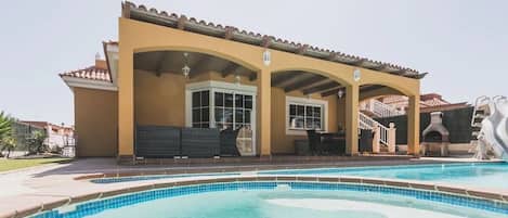 Een verwarmd zwembad