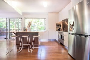 Refrigerador, microondas, horno y parrilla de estufa
