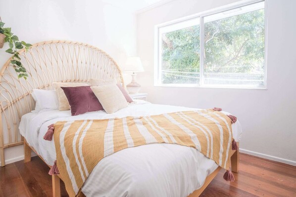 4 habitaciones, escritorio y tabla de planchar con plancha