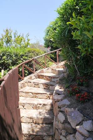 Property grounds - Exclusive Villa with Sea View in Chia, 3 double bedrooms and 3 bathrooms. (Sardegna)