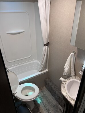 Duschwanne, Handtücher, Seife, Toilettenpapier