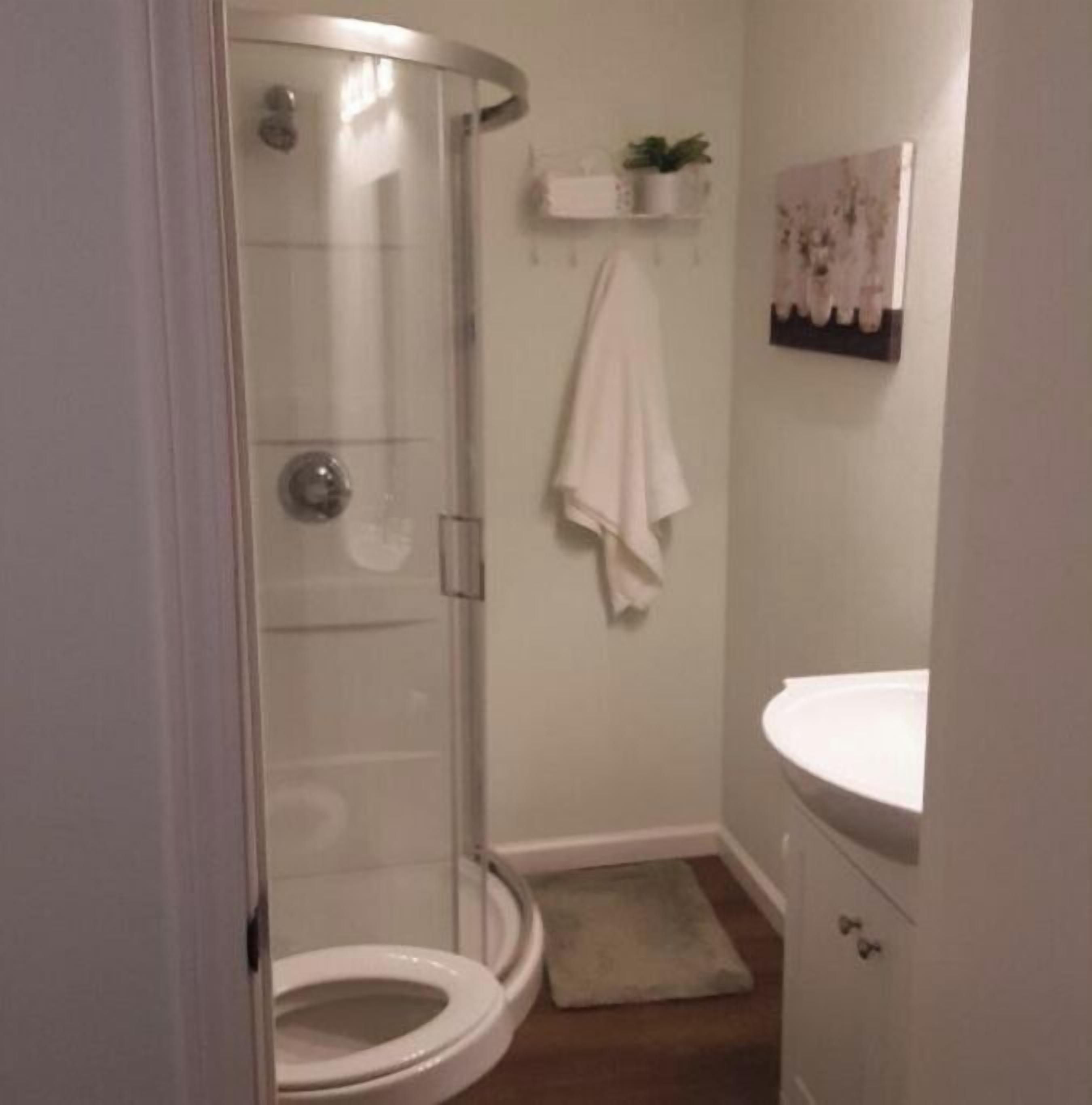 Dusj, hårføner, håndklær og såpe