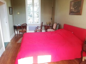 4 bedrooms, iron/ironing board, free WiFi