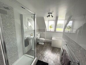 Shower, hair dryer, towels - Spacious 3BR Cottage in Beautiful Rural Setting - Pass the Keys (Castle Douglas)