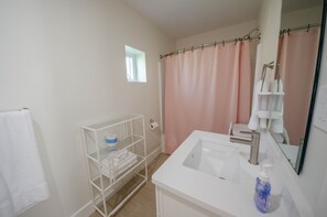 Bathtub, shampoo