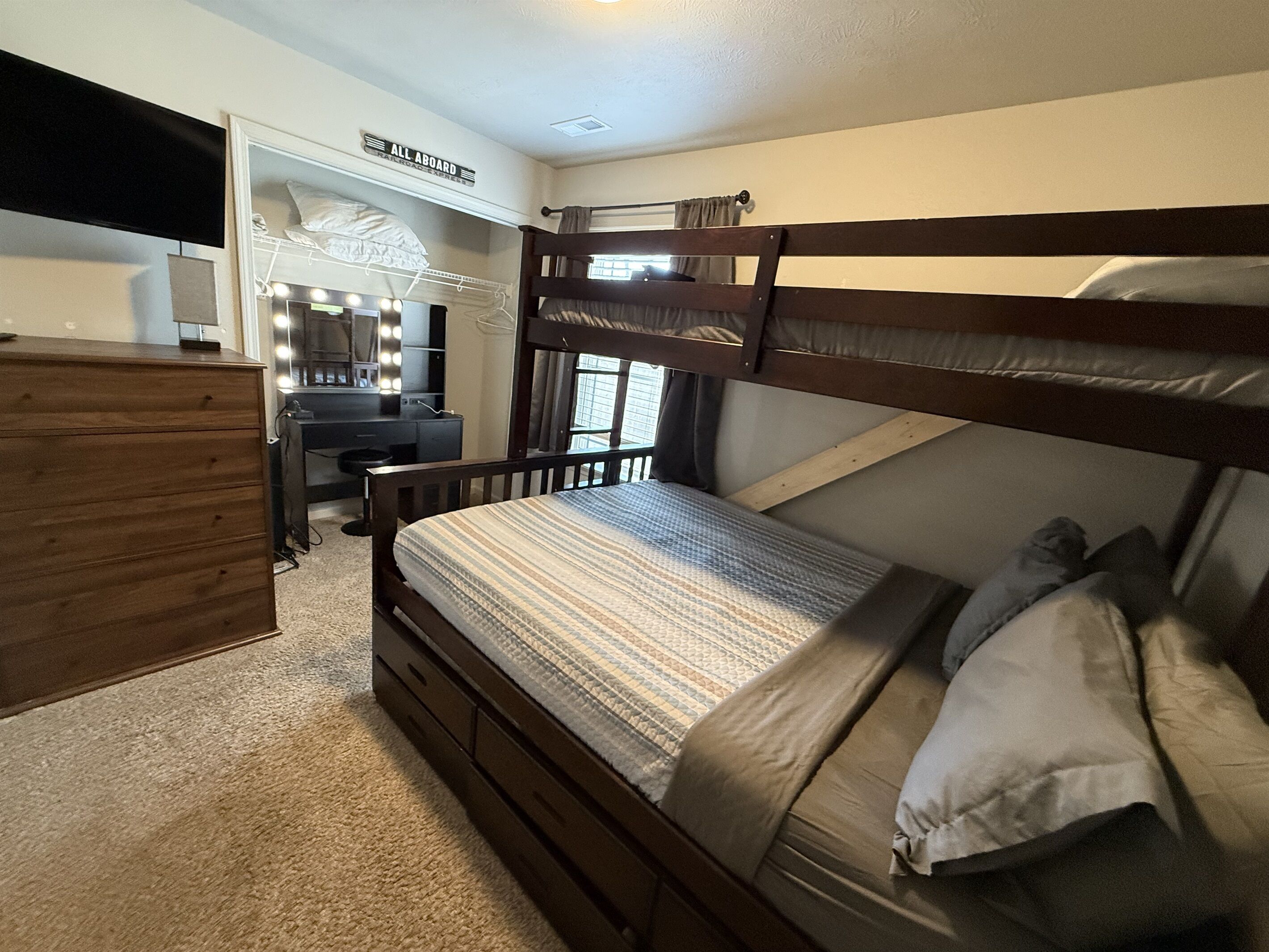 3 soverom, skrivebord, strykejern/-brett og reiseseng for barn