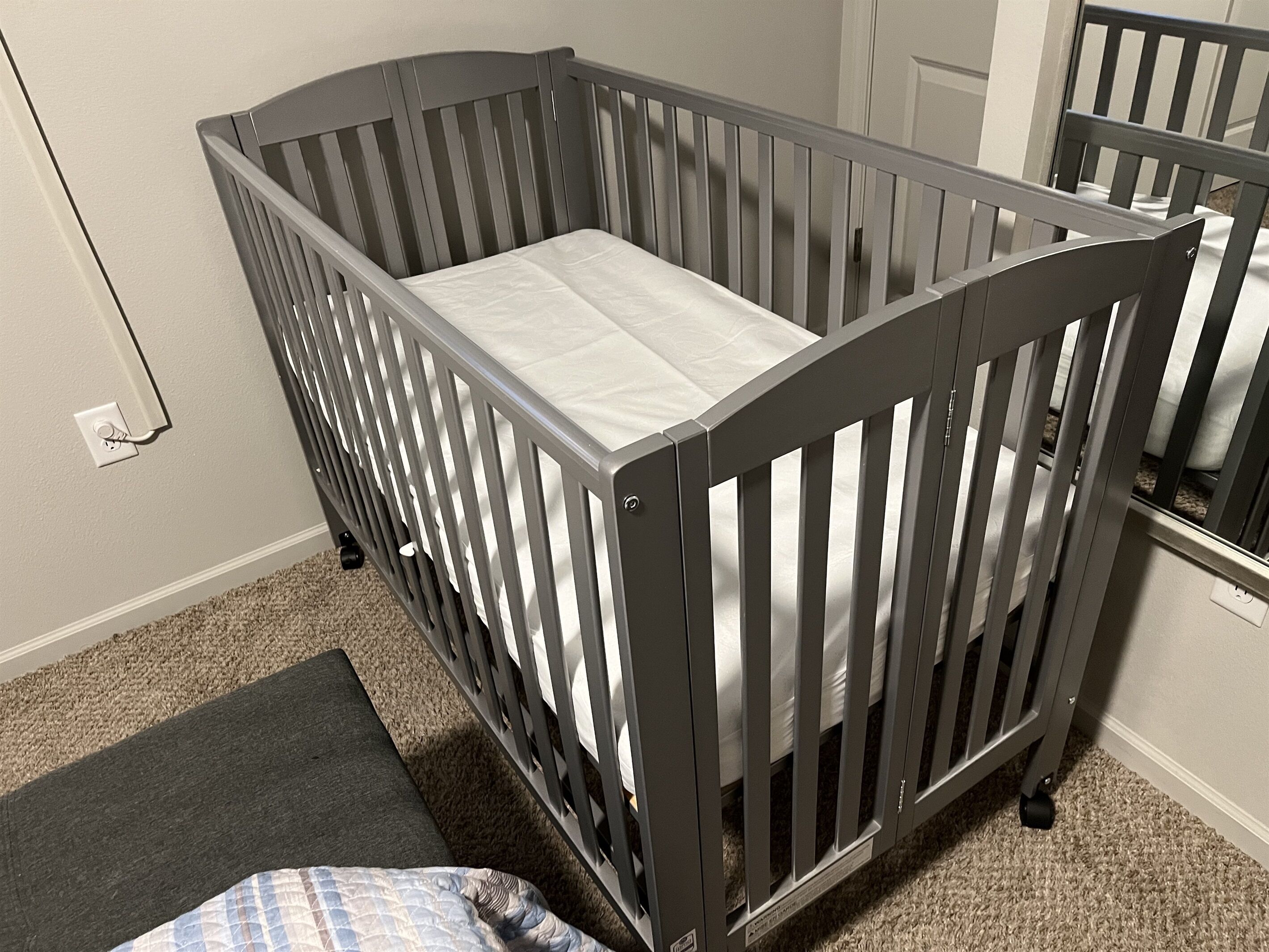 3 chambres, bureau, fer et planche à repasser, lit parapluie