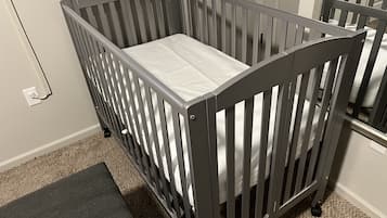 3 chambres, bureau, fer et planche à repasser, lit parapluie