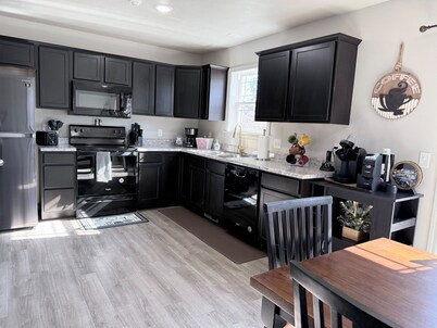 Newer Downtown Home- Walk to Landing, Scenic Railroad and Restaurants