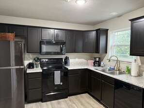 Frigorífico, microondas, horno y placa de cocina