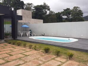 Una piscina cubierta, una piscina al aire libre