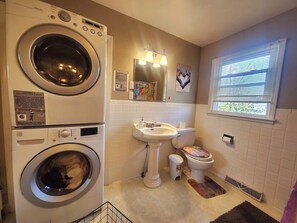 Tina con regadera, tina de hidromasaje, secadora de cabello, toallas 