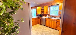 Fridge, microwave, oven, stovetop - 3BR with Fireplace, Smart TV , Near BMW & GSP
(Greer)